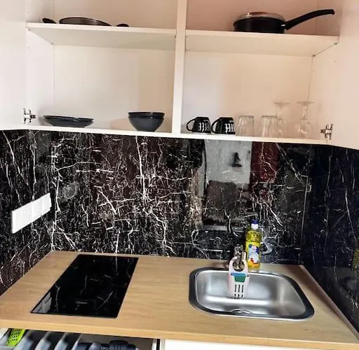 Apartman Modern N1 Private Kitchenette And Bathroom