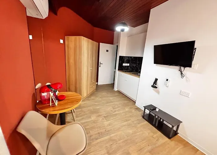 Modern N1 Private Kitchenette And Bathroom * リマソール